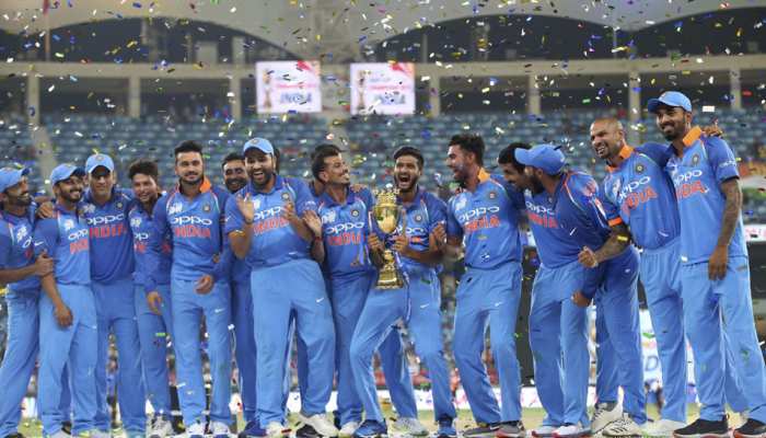 VIDEO: रोहित शर्मा चले धोनी की राह, खलील अहमद को थमाई सेलिब्रेशन में ट्रॉफी VIDEO: रोहित शर्मा चले धोनी की राह, खलील अहमद को थमाई सेलिब्रेशन में ट्रॉफी