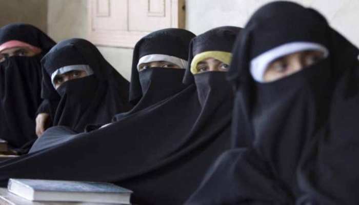 शामली: पंचायत सभा में परिजनों के सामने पत्नी को दिया तीन तलाक शामली: पंचायत सभा में परिजनों के सामने पत्नी को दिया तीन तलाक
