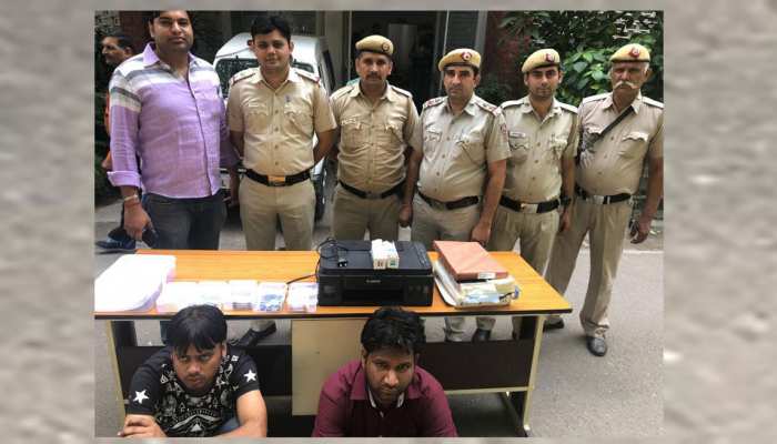 दिल्ली: लैविश लाइफ जीने के लिए छाप रहे थे नकली नोट, दो लोग गिरफ्तार दिल्ली: लैविश लाइफ जीने के लिए छाप रहे थे नकली नोट, दो लोग गिरफ्तार