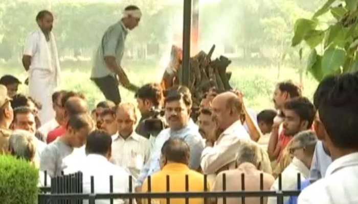 लखनऊ : नौकरी और मुआवजे के आश्वासन के बाद हुआ विवेक तिवारी का अंतिम संस्कार लखनऊ : नौकरी और मुआवजे के आश्वासन के बाद हुआ विवेक तिवारी का अंतिम संस्कार