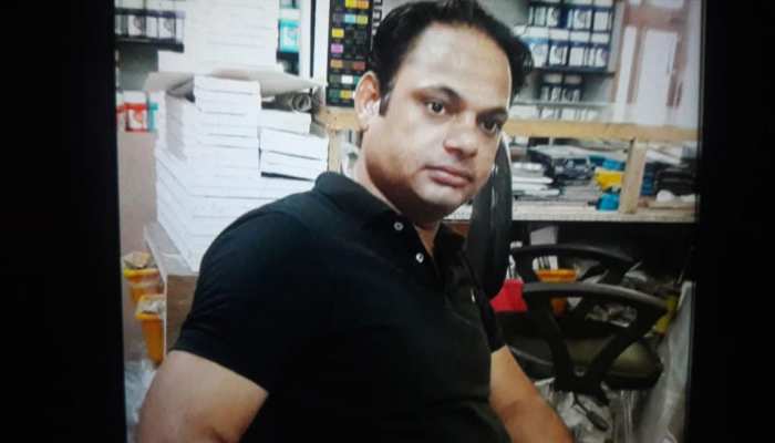 दिल्ली: तैमूर नगर में युवक की हत्या के बाद हालात बेकाबू, गुस्साए लोगों ने पुलिस पर किया पथराव दिल्ली: तैमूर नगर में युवक की हत्या के बाद हालात बेकाबू, गुस्साए लोगों ने पुलिस पर किया पथराव