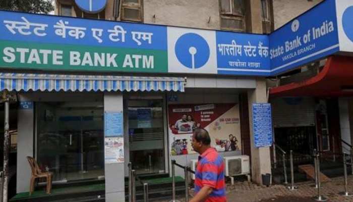SBI का ग्राहकों को बड़ा झटका, ATM से अब सिर्फ इतना ही कैश निकाल पाएंगे आप SBI का ग्राहकों को बड़ा झटका, ATM से अब सिर्फ इतना ही कैश निकाल पाएंगे आप