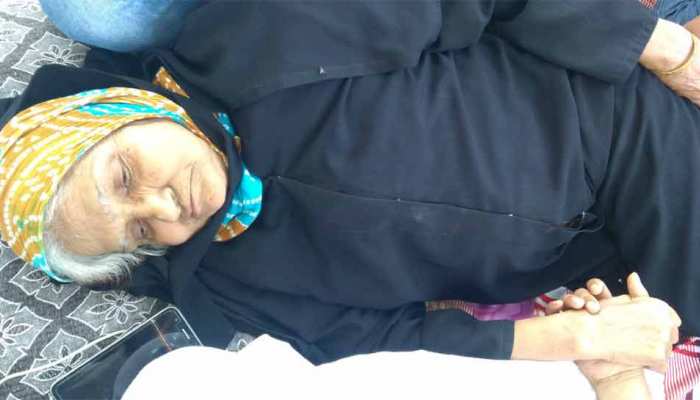 केजरीवाल से मिलने के लिए अनशन पर बैठी 80 साल की मां, ढाई साल से CM के पास नहीं है टाइम! केजरीवाल से मिलने के लिए अनशन पर बैठी 80 साल की मां, ढाई साल से CM के पास नहीं है टाइम!