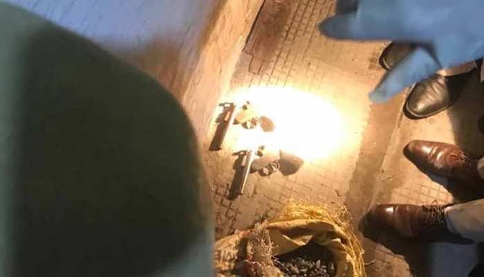 पटियाला हाउस कोर्ट से 2 देसी हथियारों के साथ कारतूस बरामद पटियाला हाउस कोर्ट से 2 देसी हथियारों के साथ कारतूस बरामद