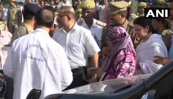 विवेक तिवारी की पत्नी को सीएम योगी ने सौंपा 40 लाख रुपये का चेक, निगम में मिली नौकरी विवेक तिवारी की पत्नी को सीएम योगी ने सौंपा 40 लाख रुपये का चेक, निगम में मिली नौकरी