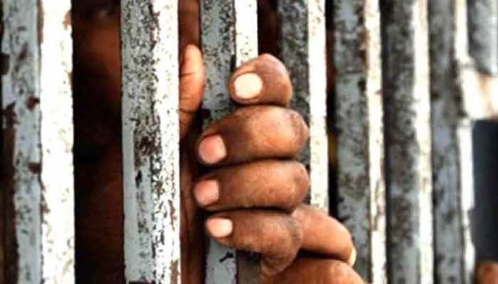 सिंगापुर : जबरन वसूली के आरोप में भारतीय नागरिक गिरफ्तार, जाएगा जेल? सिंगापुर : जबरन वसूली के आरोप में भारतीय नागरिक गिरफ्तार, जाएगा जेल?
