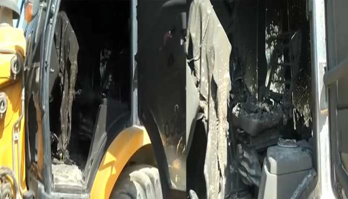 रांची में नक्सलियों ने मचाया तांडव, कंस्ट्रक्शन कंपनी के वाहनों को फूंका रांची में नक्सलियों ने मचाया तांडव, कंस्ट्रक्शन कंपनी के वाहनों को फूंका