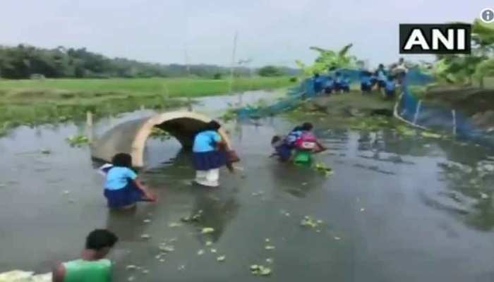 ना सड़क, ना पुल, जान हथेली पर रखकर ऐसे स्कूल जाते हैं बच्चे, देखिए VIDEO ना सड़क, ना पुल, जान हथेली पर रखकर ऐसे स्कूल जाते हैं बच्चे, देखिए VIDEO