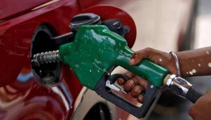 महाराष्ट्र और गुजरात में पेट्रोल-डीजल हुआ सस्ता, 2.5 रुपये VAT घटाया महाराष्ट्र और गुजरात में पेट्रोल-डीजल हुआ सस्ता, 2.5 रुपये VAT घटाया