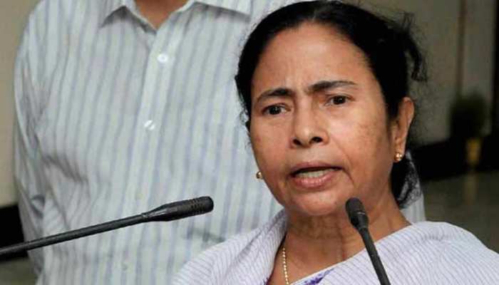 पेट्रोलियम पदार्थों पर कम से कम 10 रुपए की कटौती करे केंद्र सरकार : ममता बनर्जी पेट्रोलियम पदार्थों पर कम से कम 10 रुपए की कटौती करे केंद्र सरकार : ममता बनर्जी