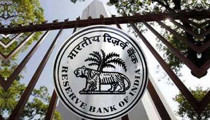 पेट्रोल-डीजल की कीमतों में राहत के बाद अब RBI पर नजर, पड़ सकती है महंगे कर्ज की मार पेट्रोल-डीजल की कीमतों में राहत के बाद अब RBI पर नजर, पड़ सकती है महंगे कर्ज की मार