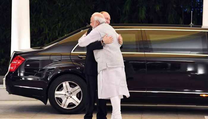 भारत पहुंचे रूस के राष्ट्रपति व्लादिमीर पुतिन, पीएम मोदी ने गले लगाकर किया स्वागत भारत पहुंचे रूस के राष्ट्रपति व्लादिमीर पुतिन, पीएम मोदी ने गले लगाकर किया स्वागत