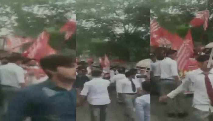 PoK में उठी पाकिस्तान से आजादी की मांग, वीडियो में देखिए कैसे लोग कर रहे हैं नारेबाजी PoK में उठी पाकिस्तान से आजादी की मांग, वीडियो में देखिए कैसे लोग कर रहे हैं नारेबाजी