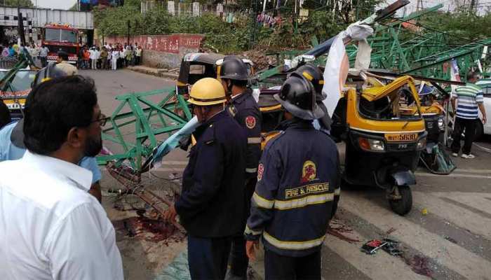 पुणेः सड़क पर होर्डिंग गिरने से 3 लोगों की मौत, 9 घायल, कई वाहन दबे पुणेः सड़क पर होर्डिंग गिरने से 3 लोगों की मौत, 9 घायल, कई वाहन दबे
