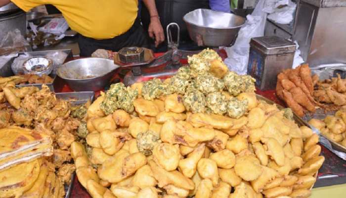 पकौड़ेवाले के यहां इनकम टैक्स की रेड, दिन भर पकौड़े गिने, 60 लाख रुपये वसूले पकौड़ेवाले के यहां इनकम टैक्स की रेड, दिन भर पकौड़े गिने, 60 लाख रुपये वसूले
