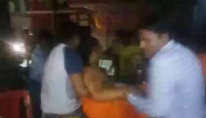 अयोध्या: राम मंदिर निर्माण के लिए अनशन पर बैठे थे स्वामी परमहंस, पुलिस ने घसीटकर हटाया अयोध्या: राम मंदिर निर्माण के लिए अनशन पर बैठे थे स्वामी परमहंस, पुलिस ने घसीटकर हटाया