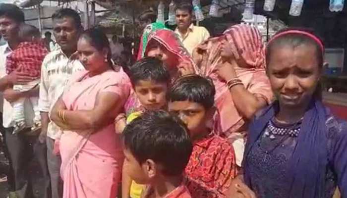 गुजरात में यूपी-बिहार के लोगों पर हमला, कांग्रेस बोली- 'PM को भी वाराणसी जाना है' गुजरात में यूपी-बिहार के लोगों पर हमला, कांग्रेस बोली- 'PM को भी वाराणसी जाना है'