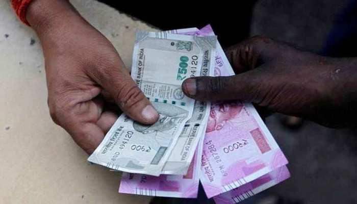 रुपये में रिकॉर्ड गिरावट जारी, डॉलर के मुकाबले 74.02 के स्तर पर हुआ बंद रुपये में रिकॉर्ड गिरावट जारी, डॉलर के मुकाबले 74.02 के स्तर पर हुआ बंद