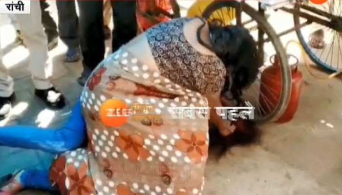 VIDEO: दो महिलाओं का बीच सड़क पर हाई वोल्टेज ड्रामा, एक दूसरे का पीटकर किया बुरा हाल VIDEO: दो महिलाओं का बीच सड़क पर हाई वोल्टेज ड्रामा, एक दूसरे का पीटकर किया बुरा हाल