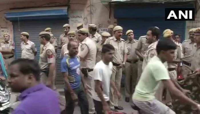 दिल्ली में ट्रिपल मर्डर से सनसनी, एक ही परिवार के 3 लोगों की चाकू मारकर हत्या दिल्ली में ट्रिपल मर्डर से सनसनी, एक ही परिवार के 3 लोगों की चाकू मारकर हत्या