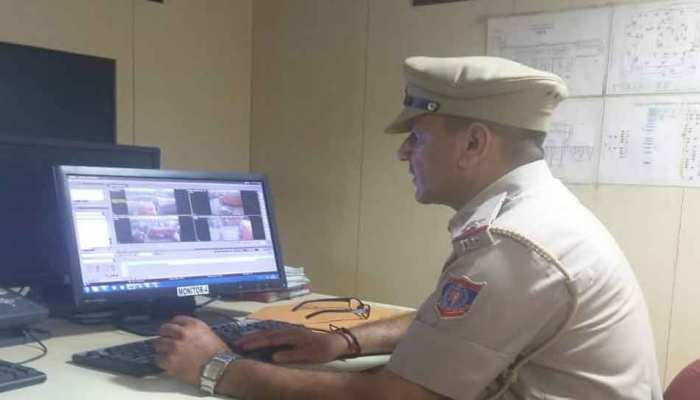 दिल्ली पुलिस के सीसीटीवी मैन, जो फुटेज देखने के कुछ घंटों बाद ही ढूढ निकालते हैं अपराधी दिल्ली पुलिस के सीसीटीवी मैन, जो फुटेज देखने के कुछ घंटों बाद ही ढूढ निकालते हैं अपराधी