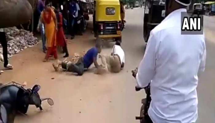VIDEO: कर्नाटक में कथित शराबी ने दो ट्रैफिक पुलिसकर्मियों को सरेआम पीटा VIDEO: कर्नाटक में कथित शराबी ने दो ट्रैफिक पुलिसकर्मियों को सरेआम पीटा