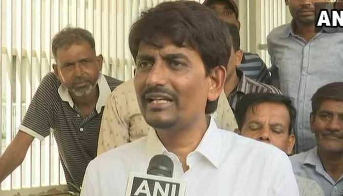 गुजरात हिंसा : विवादों में घिरे विधायक अल्पेश ठाकोर से राहुल गांधी ने की फोन पर बात गुजरात हिंसा : विवादों में घिरे विधायक अल्पेश ठाकोर से राहुल गांधी ने की फोन पर बात