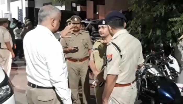 लखनऊ डबल मर्डर: आरोपी की गिरफ्तारी के लिए पहुंची पुलिस, तो खुद को गोली मारकर किया सुसाइड लखनऊ डबल मर्डर: आरोपी की गिरफ्तारी के लिए पहुंची पुलिस, तो खुद को गोली मारकर किया सुसाइड
