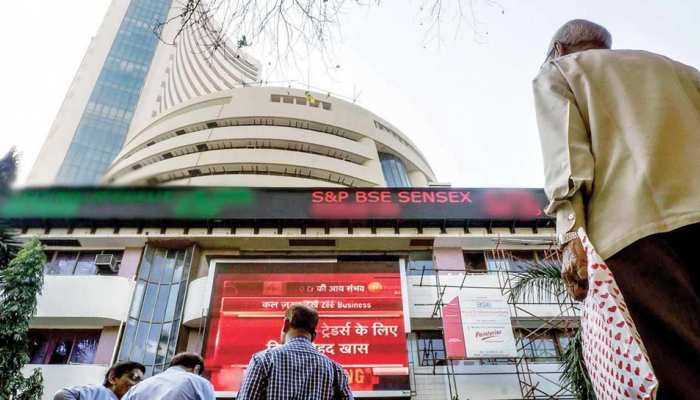 'लाल' हुई दलाल स्ट्रीट; सेंसेक्स में 1037 की भारी गिरावट, निफ्टी 321 प्वॉइंट टूटा 'लाल' हुई दलाल स्ट्रीट; सेंसेक्स में 1037 की भारी गिरावट, निफ्टी 321 प्वॉइंट टूटा