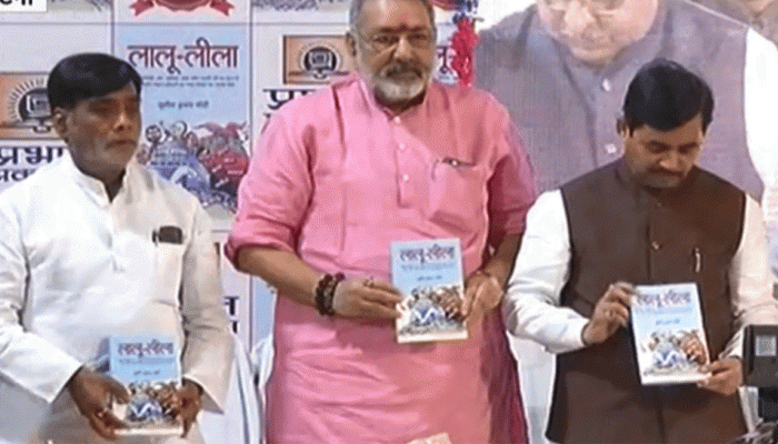 सुशील मोदी ने किया अपनी किताब 'लालू लीला' का लोकार्पण, बीजेपी के बड़े नेता हुए शामिल सुशील मोदी ने किया अपनी किताब 'लालू लीला' का लोकार्पण, बीजेपी के बड़े नेता हुए शामिल