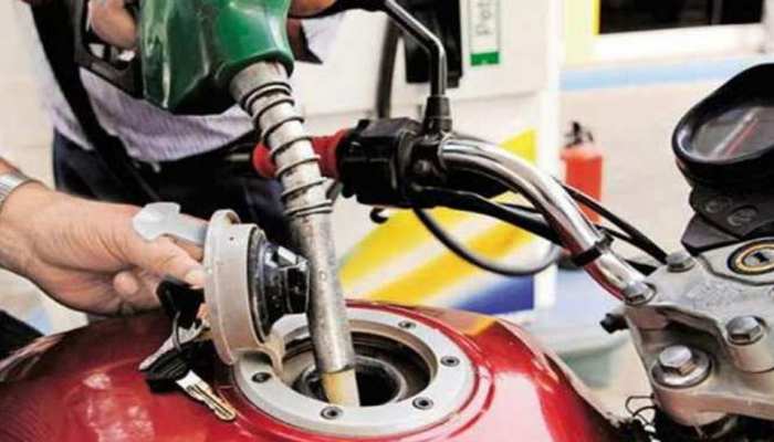 बाइक में पेट्रोल भराने से ज्यादा सस्ता हुआ विमान का टैंक फुल कराना, जानिए कैसे बाइक में पेट्रोल भराने से ज्यादा सस्ता हुआ विमान का टैंक फुल कराना, जानिए कैसे