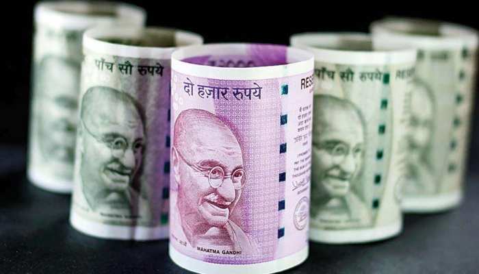रिकॉर्ड स्तर तक गिरने के बाद संभला रुपया, डॉलर के मुकाबले 9 पैसों की मजबूती के साथ हुआ बंद रिकॉर्ड स्तर तक गिरने के बाद संभला रुपया, डॉलर के मुकाबले 9 पैसों की मजबूती के साथ हुआ बंद