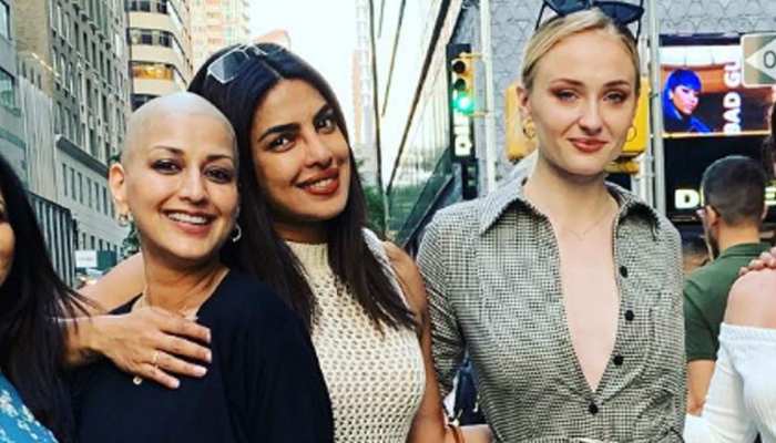 जानिए, न्यूयाॅॅर्क की सड़कों पर किसके साथ मस्ती कर रही हैं प्रियंका चोपड़ा और सोनाली बेंद्रे जानिए, न्यूयाॅॅर्क की सड़कों पर किसके साथ मस्ती कर रही हैं प्रियंका चोपड़ा और सोनाली बेंद्रे
