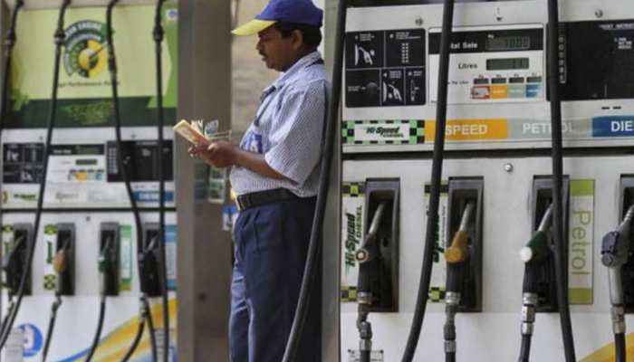 पेट्रोल-डीजल में और कटौती के लिए नहीं कहेगी सरकार, वित्त मंत्रालय ने किया साफ पेट्रोल-डीजल में और कटौती के लिए नहीं कहेगी सरकार, वित्त मंत्रालय ने किया साफ