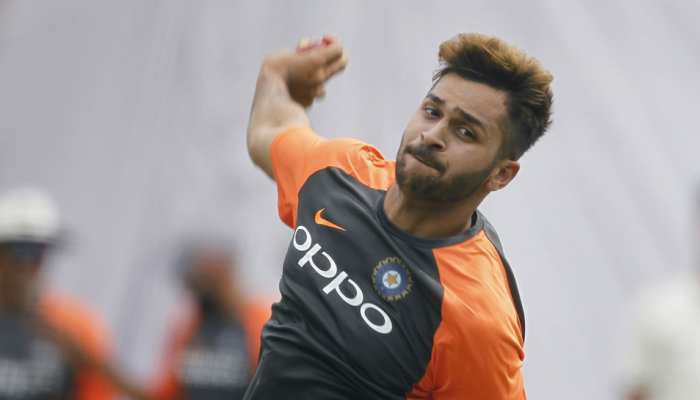डेब्यू टेस्ट में केवल 10 गेंद ही फेंक सके शार्दुल ठाकुर, चोटिल होकर मैच से हुए बाहर डेब्यू टेस्ट में केवल 10 गेंद ही फेंक सके शार्दुल ठाकुर, चोटिल होकर मैच से हुए बाहर