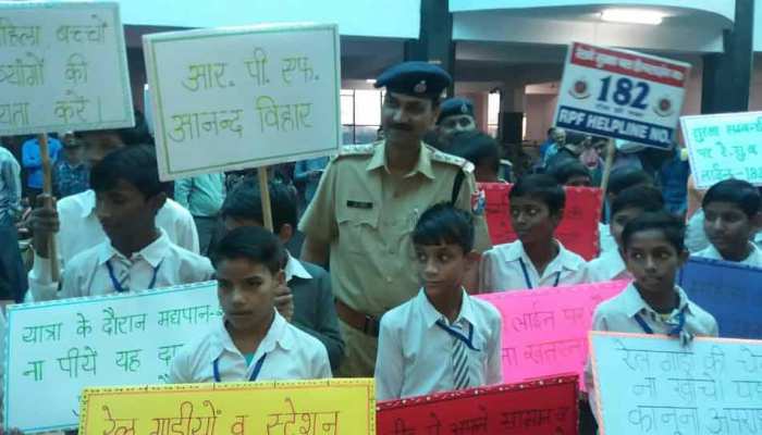 दीपावली और छठ पूजा को लेकर रेलवे स्टेशन पर स्कूली छात्रों ने यात्रियों को किया जागरूक दीपावली और छठ पूजा को लेकर रेलवे स्टेशन पर स्कूली छात्रों ने यात्रियों को किया जागरूक