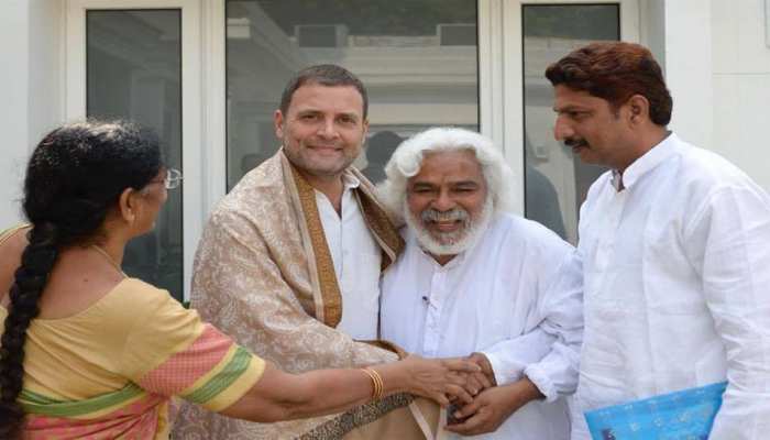 राहुल-सोनिया से मिले तेलगु कवि गदर, 'संविधान को बचाने' पर हुई चर्चा राहुल-सोनिया से मिले तेलगु कवि गदर, 'संविधान को बचाने' पर हुई चर्चा