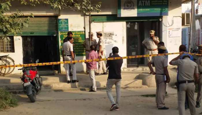 दिल्ली: दिनदहाड़े बैंक में डकैती, कैशियर की गोली मारकर हत्या दिल्ली: दिनदहाड़े बैंक में डकैती, कैशियर की गोली मारकर हत्या