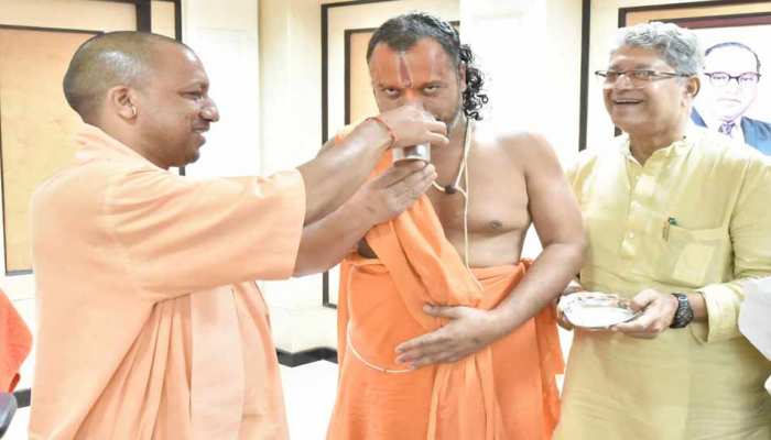 संत परमहंस दास को जूस पिलाकर सीएम योगी ने तुड़वाया अनशन संत परमहंस दास को जूस पिलाकर सीएम योगी ने तुड़वाया अनशन