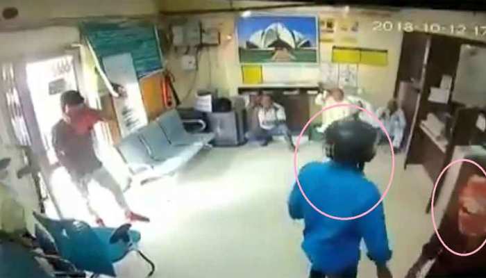 VIDEO: दिल्ली में नकाबपोश बदमाशों का कहर, बैंक में घुसकर चलाई गोली, फिर... VIDEO: दिल्ली में नकाबपोश बदमाशों का कहर, बैंक में घुसकर चलाई गोली, फिर...