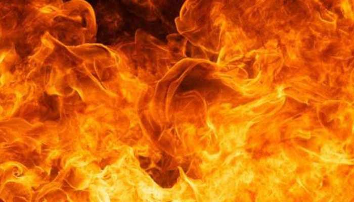 हमीरपुर: पारिवारिक कलह में महिला ने 4 बच्चों को बांधकर लगाई आग, सभी की जलकर मौत हमीरपुर: पारिवारिक कलह में महिला ने 4 बच्चों को बांधकर लगाई आग, सभी की जलकर मौत
