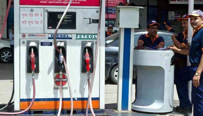 मुंबई में पेट्रोल के दाम हुए 88.18 रुपये/लीटर, दिल्ली में भी 6 पैसे/लीटर हुआ महंगा मुंबई में पेट्रोल के दाम हुए 88.18 रुपये/लीटर, दिल्ली में भी 6 पैसे/लीटर हुआ महंगा