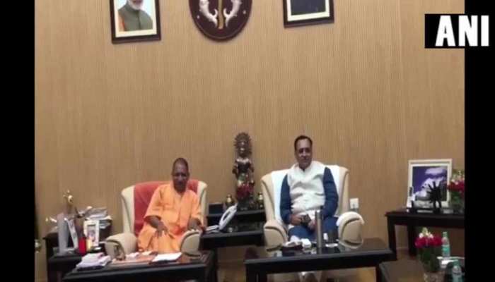 UP: कांग्रेस कार्यकर्ताओं ने किया गुजरात के सीएम रूपाणी को काले झंडे दिखाने का प्रयास UP: कांग्रेस कार्यकर्ताओं ने किया गुजरात के सीएम रूपाणी को काले झंडे दिखाने का प्रयास