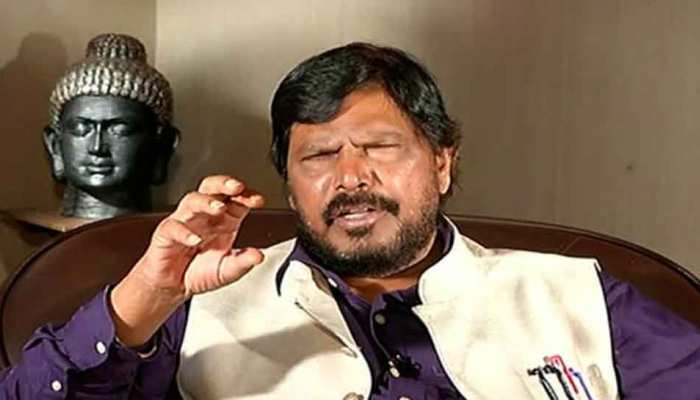 मतभेद भुलाने का 'अठावले फॉर्मूला', CM का कार्यकाल शिवसेना और BJP में बराबर बांटा जाए मतभेद भुलाने का 'अठावले फॉर्मूला', CM का कार्यकाल शिवसेना और BJP में बराबर बांटा जाए