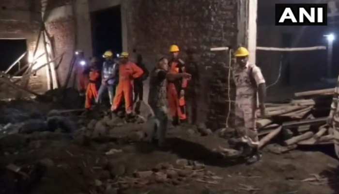शाहजहांपुर : निर्माणाधीन इमारत का लेंटर गिरने से 3 मजदूरों की मौत, 12 घंटे चला बचाव अभियान शाहजहांपुर : निर्माणाधीन इमारत का लेंटर गिरने से 3 मजदूरों की मौत, 12 घंटे चला बचाव अभियान