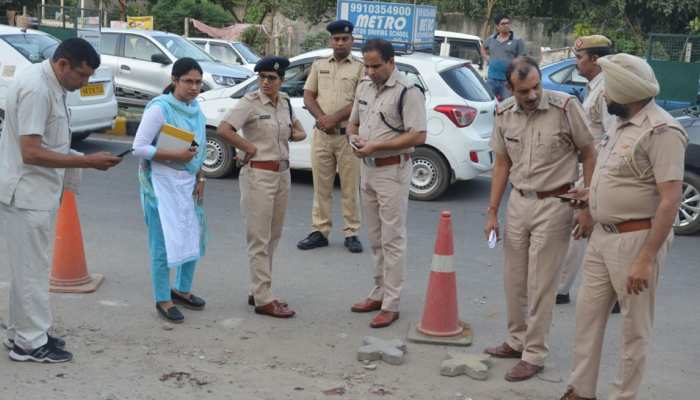 गुरुग्राम शूटआउट: पुलिस ने आरोपी गनर की मां को हिरासत में लिया, चर्च से जुड़े एंगल पर जांच गुरुग्राम शूटआउट: पुलिस ने आरोपी गनर की मां को हिरासत में लिया, चर्च से जुड़े एंगल पर जांच