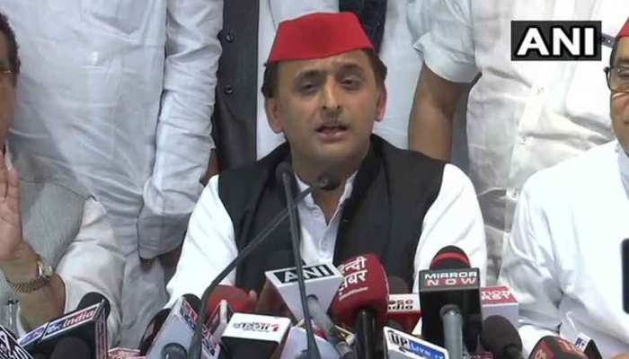 अखिलेश का चाचा शिवपाल पर हमला, बीजेपी की 'B' पार्टी है समाजवादी सेक्युलर मोर्चा अखिलेश का चाचा शिवपाल पर हमला, बीजेपी की 'B' पार्टी है समाजवादी सेक्युलर मोर्चा
