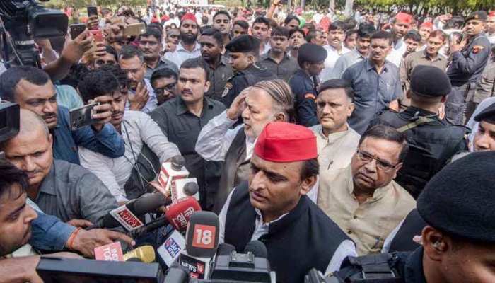 अखिलेश ने कहा- BJP के कुछ सांसद और विधायक मेरे संपर्क में, नाम बताने पर कही ये बात अखिलेश ने कहा- BJP के कुछ सांसद और विधायक मेरे संपर्क में, नाम बताने पर कही ये बात