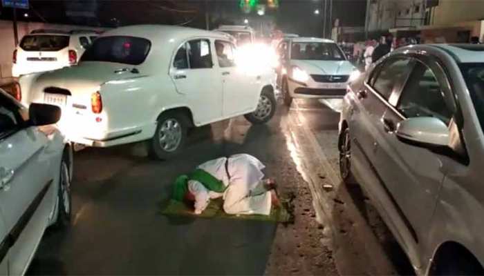 सड़क पर नमाज पढ़ने पर बोले देवबंदी उलेमा, 'किसी का रास्ता रोकर नमाज पढ़ना गलत' सड़क पर नमाज पढ़ने पर बोले देवबंदी उलेमा, 'किसी का रास्ता रोकर नमाज पढ़ना गलत'