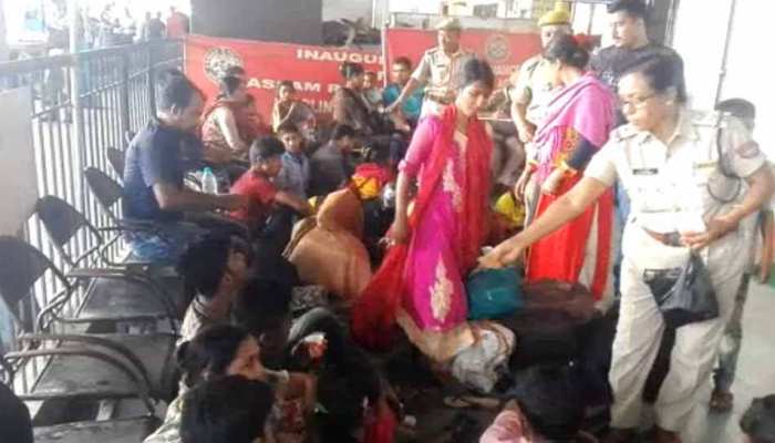 गुवाहाटी रेलवे स्टेशन में 31 बांग्लादेशी पकडे गए, रेलवे पुलिस ने कराया चाय-नाश्ता गुवाहाटी रेलवे स्टेशन में 31 बांग्लादेशी पकडे गए, रेलवे पुलिस ने कराया चाय-नाश्ता